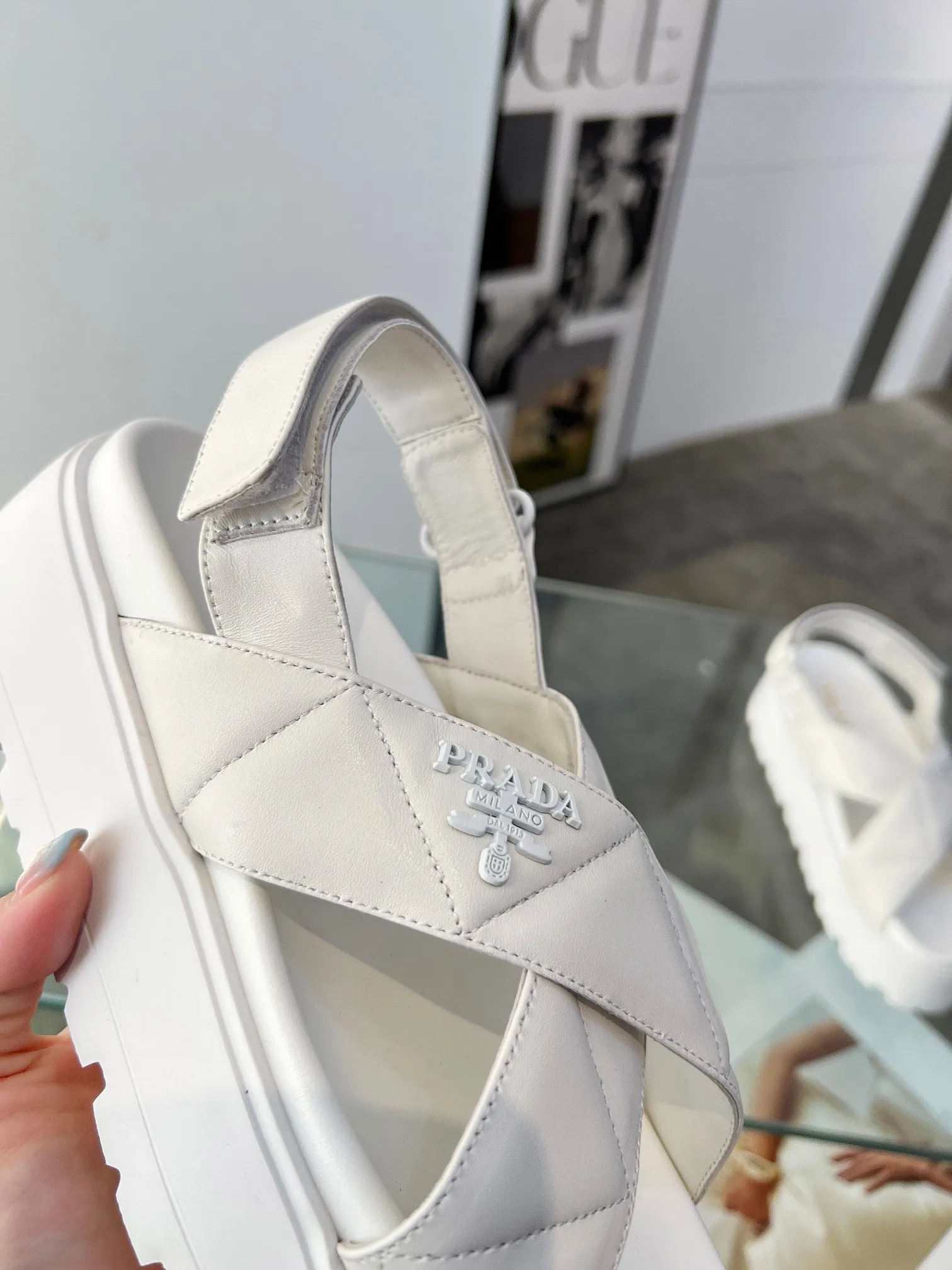 👟👟Ex-factory price 460👟👟 PRADA 2025 vs spring and summer popular sandals series... [Thick-soled double-button sandals] Original 1:1 customization, this year's most fashionable and popular retro British style, simple and elegant, all styles are good-looking, platform thick soles make you slimmer and taller, very comfortable, fashionable and versatile... Many Internet celebrities are on their feet. These platform round-toe thick-soled shoes are very popular this year. They can be worn (increased) for both leisure and leisure. ❶Material: Customized imported calf leather ❷Inner: Customized imported sheepskin ❸Outsole: Original molded ultra-light outsole ❹Sole thickness: 5.5cm ❺Number of yards: 35-40 ❻Packaging: Original full set of packaging ☀Color: Official website updated simultaneously
